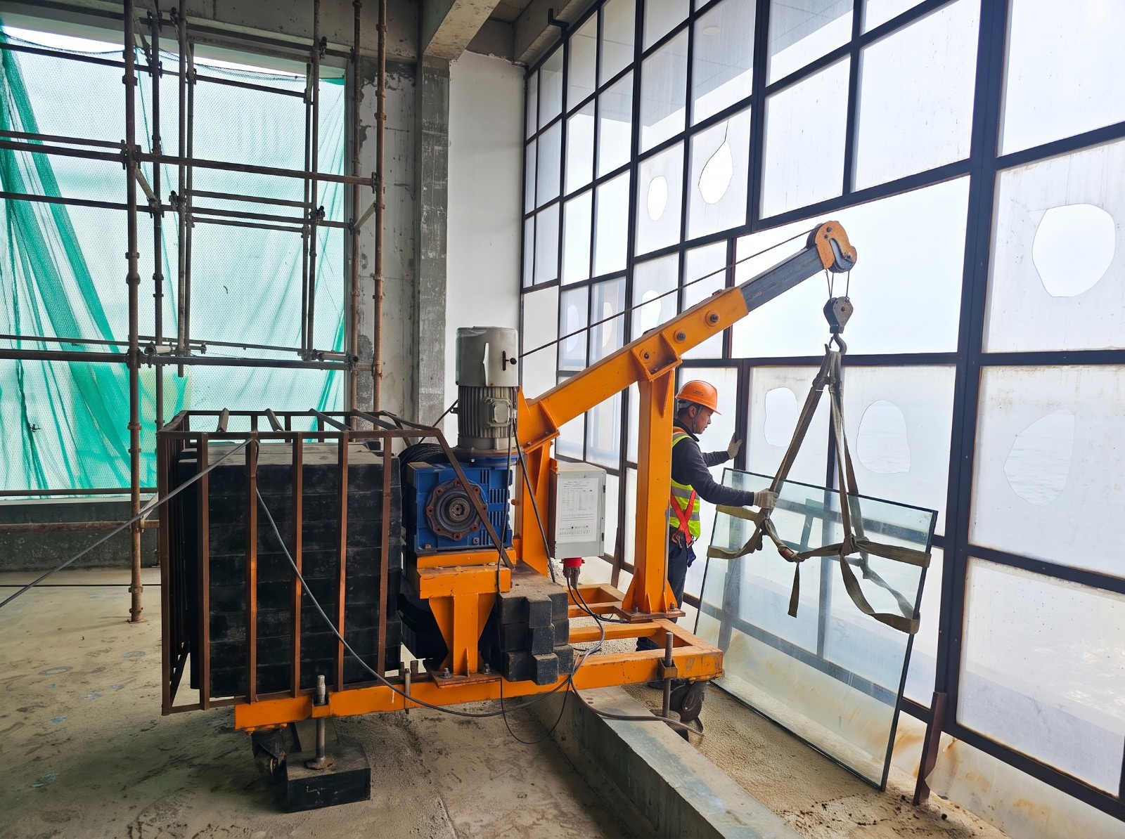 Raj Industries glass lifting crane